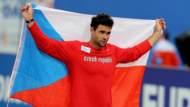 Jan Kudlička s vlajkou po zisku stříbra na mistrovství Evropy v Amsterdamu. Jan Kudlička s vlajkou po zisku stříbra na mistrovství Evropy v Amsterdamu.