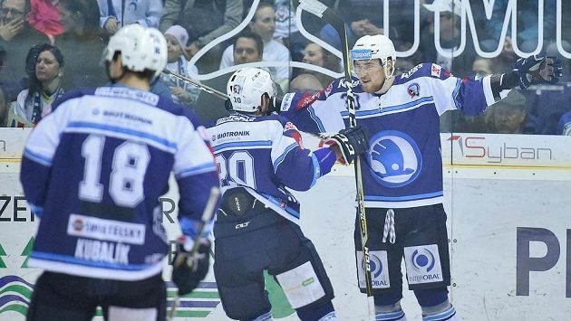 Autor prvního plzeňského gólu Jakub Lev (vpravo) se raduje se spoluhráči z trefy do liberecké sítě během čtvrtfinále play off hokejové extraligy. Autor prvního plzeňského gólu Jakub Lev (vpravo) se raduje se spoluhráči z trefy do liberecké sítě během čtvrtfinále play off hokejové extraligy.