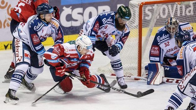 Zleva pardubický útočník Tomáš Vondráček, Ivan Puzič z Vítkovic, pardubický Antonín Dušek, Jan Výtisk a brankář Patrik Bartošák z Vítkovic. Zleva pardubický útočník Tomáš Vondráček, Ivan Puzič z Vítkovic, pardubický Antonín Dušek, Jan Výtisk a brankář Patrik Bartošák z Vítkovic.