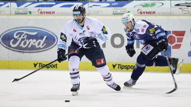 Liberecký útočník Michal Řepík (vlevo) a plzeňský forvard Jakub Lev v zápase 42. kola hokejové Tipsport extraligy. Liberecký útočník Michal Řepík (vlevo) a plzeňský forvard Jakub Lev v zápase 42. kola hokejové Tipsport extraligy.