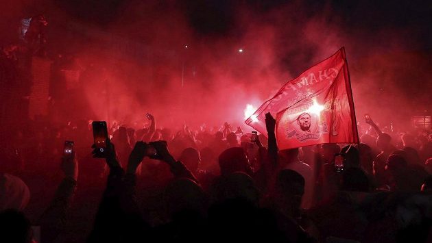Slavící fanoušci Liverpoolu před Anfieldem. Slavící fanoušci Liverpoolu před Anfieldem.