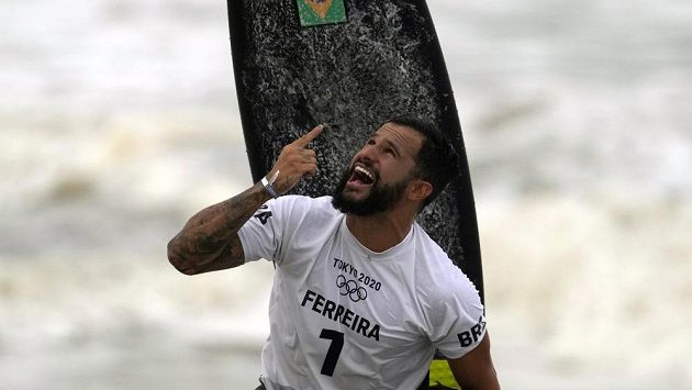Brazilec Italo Ferreira oslavuje vítězství v premiéře surfingu na olympijských hrách Brazilec Italo Ferreira oslavuje vítězství v premiéře surfingu na olympijských hrách
