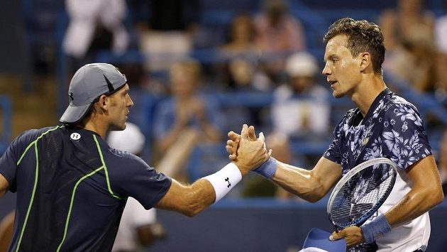 Robby Ginepri (vlevo) gratuluje Tomáši Berdychovi k postupu do dalšího kola turnaje ve Washingtonu. Robby Ginepri (vlevo) gratuluje Tomáši Berdychovi k postupu do dalšího kola turnaje ve Washingtonu.