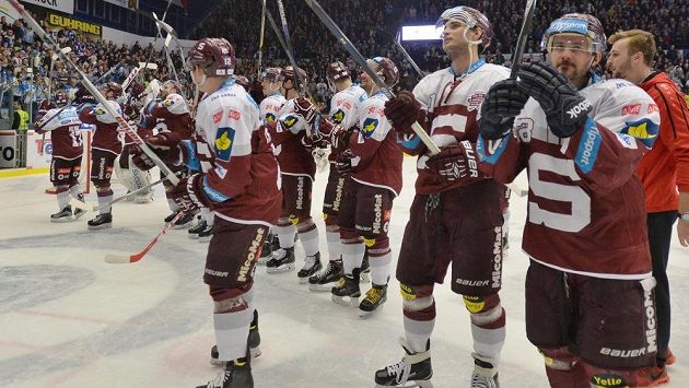 Hokejisté Sparty slaví s fanoušky postup do finále play off extraligy. Hokejisté Sparty slaví s fanoušky postup do finále play off extraligy.
