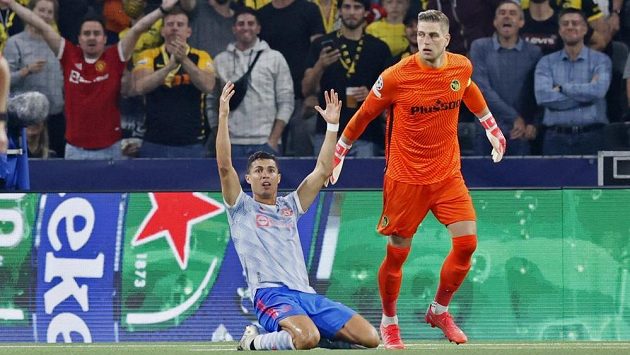 Fotbalista Manchesteru United Cristiano Ronaldo (vlevo) se v zápase Ligy mistrů s Young Boys dožaduje odpískání penalty. Fotbalista Manchesteru United Cristiano Ronaldo (vlevo) se v zápase Ligy mistrů s Young Boys dožaduje odpískání penalty.