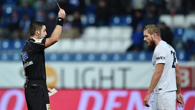 Hlavní rozhodčí Martin Nenadál uděluje třetí červenou kartu v zápase, vpravo je vyloučený Vlastimil Daníček ze Slovácka. Hlavní rozhodčí Martin Nenadál uděluje třetí červenou kartu v zápase, vpravo je vyloučený Vlastimil Daníček ze Slovácka.
