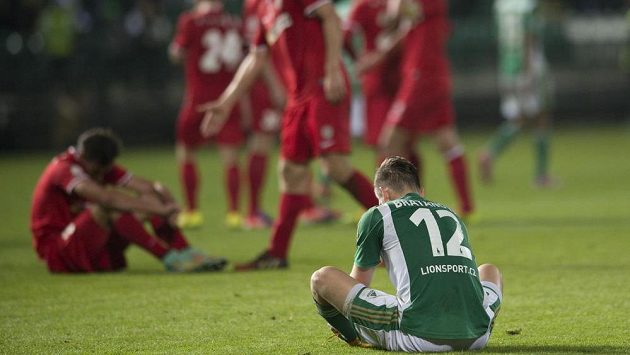 Zklamaný útočník Bohemians Elvis Bratanovič (vpředu) na konci zápasu s Brnem. Zklamaný útočník Bohemians Elvis Bratanovič (vpředu) na konci zápasu s Brnem.