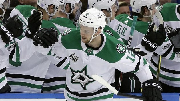 Český centr Dallasu Radek Faksa se raduje se spoluhráči ze svého gólu v utkání na ledě Tampy Bay. Český centr Dallasu Radek Faksa se raduje se spoluhráči ze svého gólu v utkání na ledě Tampy Bay.