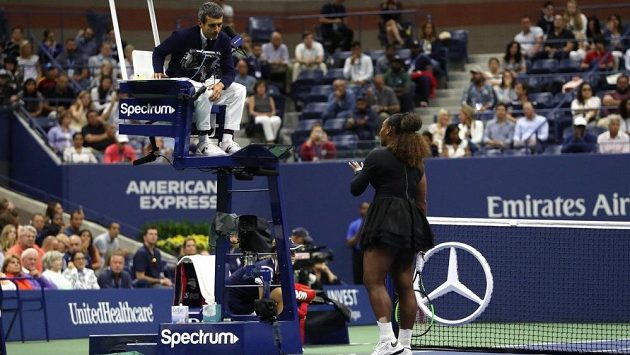 Serena Williamsová se kvůli údajnému koučování během US Open pohádala i s rozhodčím. Serena Williamsová se kvůli údajnému koučování během US Open pohádala i s rozhodčím.