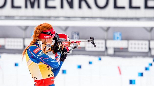 Gabriela Soukalová při střelbě vstoje během vytrvalostního závodu na 15 km na MS v biatlonu. Gabriela Soukalová při střelbě vstoje během vytrvalostního závodu na 15 km na MS v biatlonu.