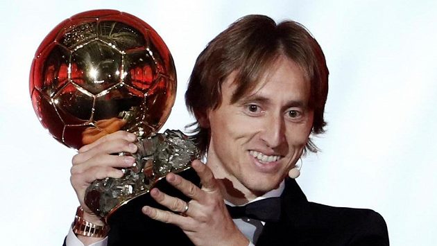 Chorvatský fotbalista Luka Modrič se Zlatým míčem. Hvězda Realu Madrid porazila Portugalce Ronalda i Argentince Messiho. Chorvatský fotbalista Luka Modrič se Zlatým míčem. Hvězda Realu Madrid porazila Portugalce Ronalda i Argentince Messiho.