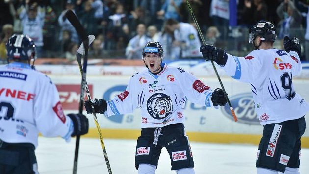 Liberecký útočník Jan Ordoš (uprostřed) slaví se spoluhráči gól proti Hradci Králové v zápase 22. kola hokejové Tipsport extraligy. Liberecký útočník Jan Ordoš (uprostřed) slaví se spoluhráči gól proti Hradci Králové v zápase 22. kola hokejové Tipsport extraligy.