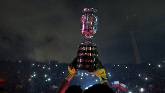 Fanoušci Chile slaví v ulicích společně s fotbalisty, kteří vyhráli Copu Amériku. Fanoušci Chile slaví v ulicích společně s fotbalisty, kteří vyhráli Copu Amériku.
