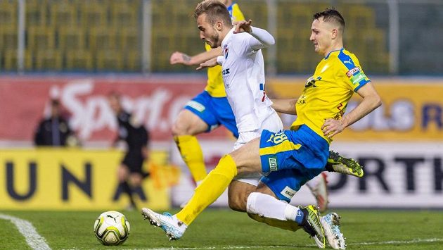 Nemanja Kuzmanovič (v bílém) z Ostravy a faulující Michal Jeřábek z Teplic při akci, po které se pískala penalta. Podle všeho mylně. Nemanja Kuzmanovič (v bílém) z Ostravy a faulující Michal Jeřábek z Teplic při akci, po které se pískala penalta. Podle všeho mylně.