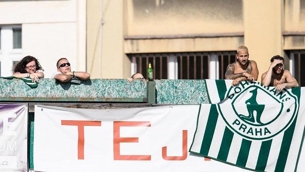 Fanoušci za plotem sledují utkání Bohemians 1905 - FC Slovácko. Fanoušci za plotem sledují utkání Bohemians 1905 - FC Slovácko.