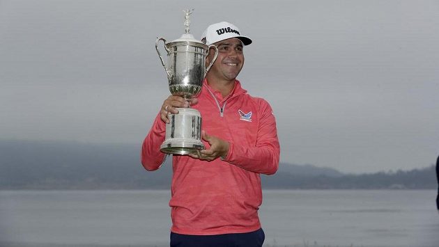 Gary Woodland pózuje s trofejí pro vítěze US Open. Gary Woodland pózuje s trofejí pro vítěze US Open.