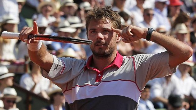 Švýcarský tenista Stan Wawrinka slaví vítězství nad Francouzem Jo-Wilfriedem Tsongou v semifinále Roland Garros. Švýcarský tenista Stan Wawrinka slaví vítězství nad Francouzem Jo-Wilfriedem Tsongou v semifinále Roland Garros.