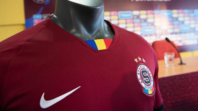 Klubová trikolóra na novém dresu Sparty. Klubová trikolóra na novém dresu Sparty.