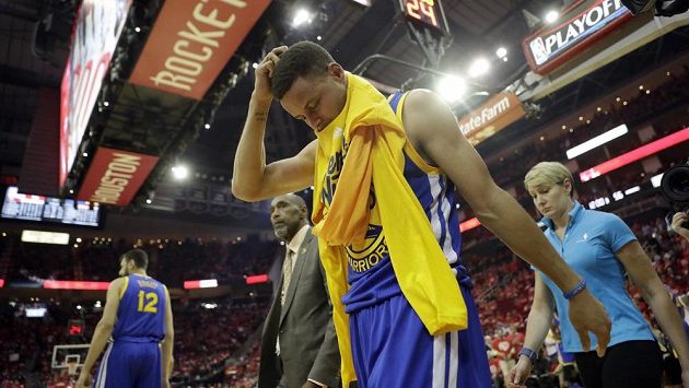 Zraněný baskebalista Golden State Warriors Stephen Curry opouští palubovku. Zraněný baskebalista Golden State Warriors Stephen Curry opouští palubovku.