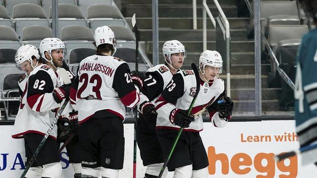 Český hokejový útočník Jan Jeník skóroval i ve svém druhém startu v NHL. Z trefy se radoval se svými spoluhráči. Český hokejový útočník Jan Jeník skóroval i ve svém druhém startu v NHL. Z trefy se radoval se svými spoluhráči.