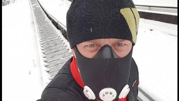 Závodník David Pabiška a jeho maska, kterou využívá v přípravě na slavný Dakar. Závodník David Pabiška a jeho maska, kterou využívá v přípravě na slavný Dakar.