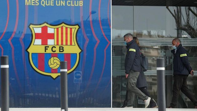 Katalánská policie zatkla po dnešní razii v kancelářích fotbalové Barcelony bývalého předsedu klubu Josepa Mariu Bartomeua. Katalánská policie zatkla po dnešní razii v kancelářích fotbalové Barcelony bývalého předsedu klubu Josepa Mariu Bartomeua.