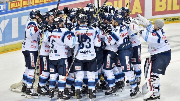 Hráči Liberce se radují z vítězství a postupu do play off. Hráči Liberce se radují z vítězství a postupu do play off.