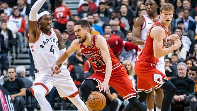 Tomáš Satoranský v dresu Chicaga dribluje v přípravném utkání před startem NBA kolem Rondaeho Hollise-Jeffersona z Toronta. Tomáš Satoranský v dresu Chicaga dribluje v přípravném utkání před startem NBA kolem Rondaeho Hollise-Jeffersona z Toronta.