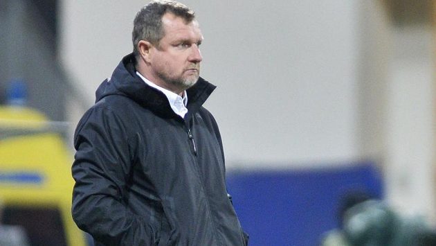 Soustředěný trenér Plzně Pavel Vrba při zápase s Luganem. Soustředěný trenér Plzně Pavel Vrba při zápase s Luganem.