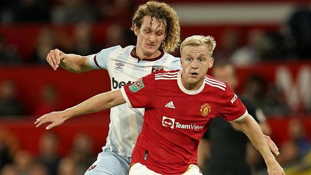 Alex Král z West Hamu v souboji s Donnym van der Beekem z Manchesteru United. Ilustrační foto. Alex Král z West Hamu v souboji s Donnym van der Beekem z Manchesteru United. Ilustrační foto.