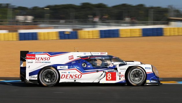 Sebastien Buemi s Toyotou TS 040 Hybrid při testech v Le Mans. Sebastien Buemi s Toyotou TS 040 Hybrid při testech v Le Mans.