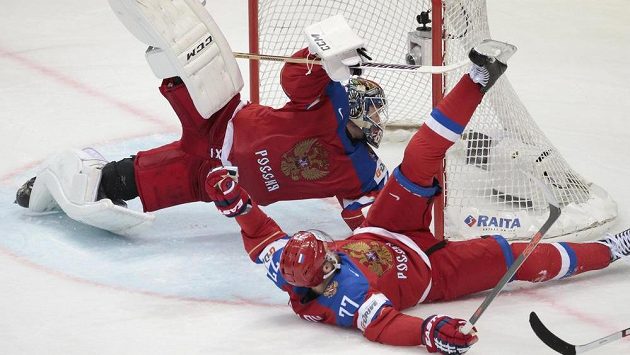 Brankář Ruska Sergej Bobrovskij a obránce Anton Bělov likvidují šanci v zápase s Lotyšskem. Brankář Ruska Sergej Bobrovskij a obránce Anton Bělov likvidují šanci v zápase s Lotyšskem.