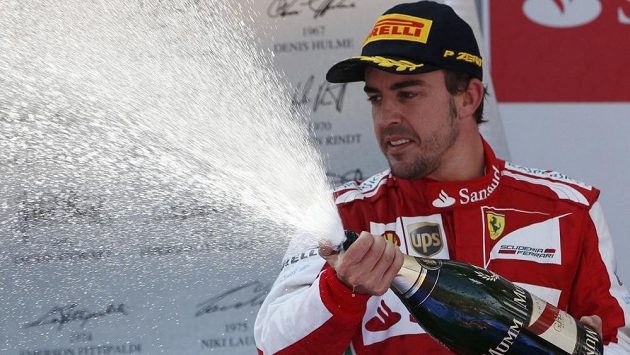 Fernando Alonso slaví prvenství ve Velké ceně Španělska. Fernando Alonso slaví prvenství ve Velké ceně Španělska.