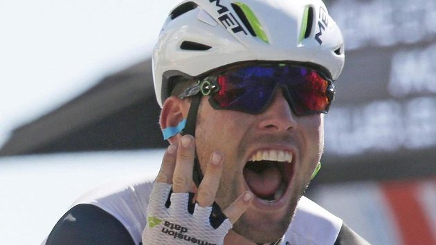 Mark Cavendish ukazuje, kolik vítězství si v letošním ročníku Tour de France připsal. Mark Cavendish ukazuje, kolik vítězství si v letošním ročníku Tour de France připsal.