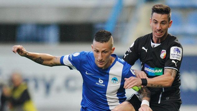 Liberecký obránce Jiří Fleišman (vlevo) a záložník Plzně Milan Petržela v dohrávce 7. kola Synot ligy. Liberecký obránce Jiří Fleišman (vlevo) a záložník Plzně Milan Petržela v dohrávce 7. kola Synot ligy.