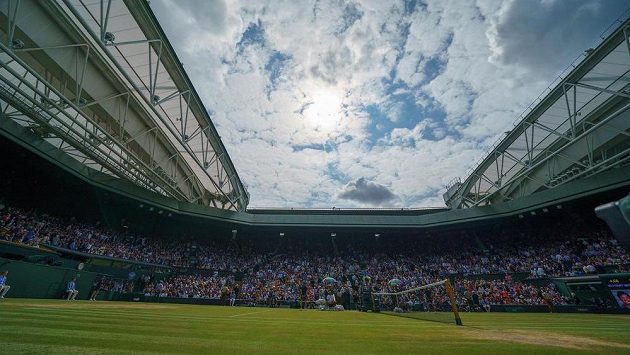 Centrální kurt ve Wimbledonu - ilustrační foto. Centrální kurt ve Wimbledonu - ilustrační foto.