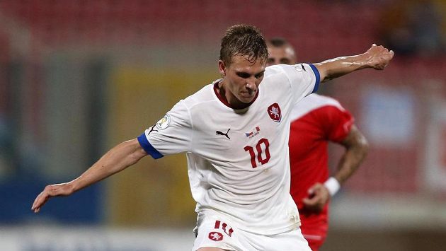 Bořkovi Dočkalovi (v bílém) se snaží odebrat míč Clayton Failla z Malty. Bořkovi Dočkalovi (v bílém) se snaží odebrat míč Clayton Failla z Malty.