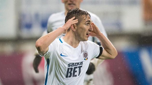 Sparťan Bogdan Vatajelu oslavuje svou druhou asistenci během utkání v Příbrami. Sparťan Bogdan Vatajelu oslavuje svou druhou asistenci během utkání v Příbrami.