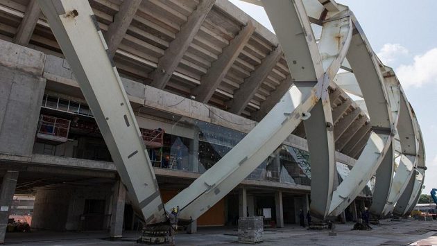 Na stadiónu Manaus stále probíhají stavitelské práce před šampionátem, který se uskuteční v roce 2014. Na stadiónu Manaus stále probíhají stavitelské práce před šampionátem, který se uskuteční v roce 2014.