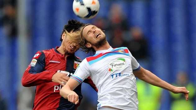 Jaroslav Plašil z Catanie (v bílém dresu) v hlavičkovém souboji s Nicolasem Burdissem z Janova. Jaroslav Plašil z Catanie (v bílém dresu) v hlavičkovém souboji s Nicolasem Burdissem z Janova.