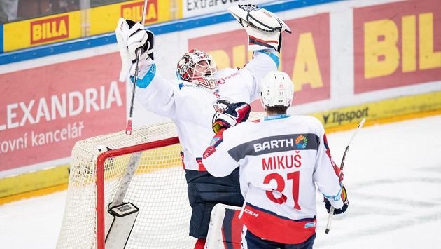 Brankář Pardubic Ondřej Kacetl a Juraj Mikuš oslavují vítězství 3:1 během utkání Tipsport extraligy na ledě Sparty. Ilustrační foto. Brankář Pardubic Ondřej Kacetl a Juraj Mikuš oslavují vítězství 3:1 během utkání Tipsport extraligy na ledě Sparty. Ilustrační foto.