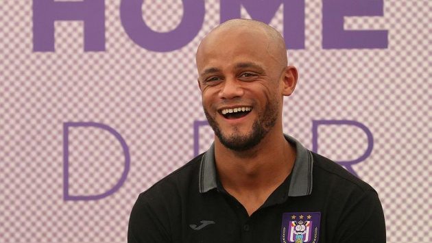 Vincent Kompany na tiskové konferenci v roli nového hrajícího trenéra Anderlechtu. Vincent Kompany na tiskové konferenci v roli nového hrajícího trenéra Anderlechtu.