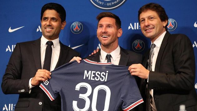 Nová posila Paris Saint-Germain Lionel Messi (uprostřed) pózuje na tiskové konferenci s prezidentem klubu Náserem Al-Keláfím (vlevo) a sportovním ředitelem Leonardem. Nová posila Paris Saint-Germain Lionel Messi (uprostřed) pózuje na tiskové konferenci s prezidentem klubu Náserem Al-Keláfím (vlevo) a sportovním ředitelem Leonardem.