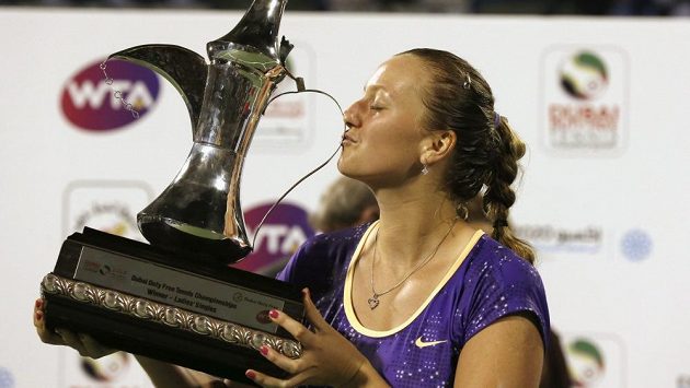 Česká tenistka Petra Kvitová pózuje s trofejí pro vítězku turnaje v Dubaji. Česká tenistka Petra Kvitová pózuje s trofejí pro vítězku turnaje v Dubaji.