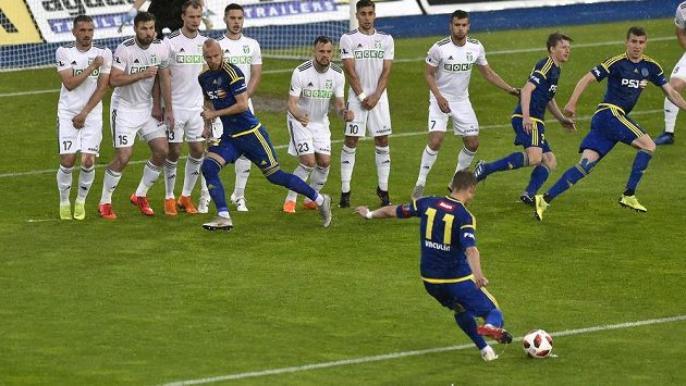 Kapitán Jihlavy Lukáš Vaculík rozehrává standardní situaci během odvetného utkání baráže o účast v první lize. Kapitán Jihlavy Lukáš Vaculík rozehrává standardní situaci během odvetného utkání baráže o účast v první lize.