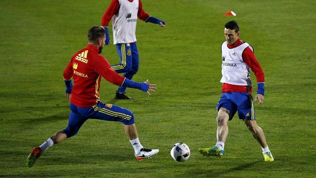 Útočník Aritz Aduriz (vpravo) a obránce Sergio Ramos na tréninku španělské fotbalové reprezentace. Útočník Aritz Aduriz (vpravo) a obránce Sergio Ramos na tréninku španělské fotbalové reprezentace.