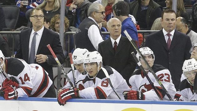 Ani trenérský triumvirát Ďáblům k výhře nepomohl. Uprostřed vzadu je generální manažer New Jersey Lou Lamoriello, vpravo stojí Adam Oates, vlevo pak kouč Scott Stevens. Ani trenérský triumvirát Ďáblům k výhře nepomohl. Uprostřed vzadu je generální manažer New Jersey Lou Lamoriello, vpravo stojí Adam Oates, vlevo pak kouč Scott Stevens.