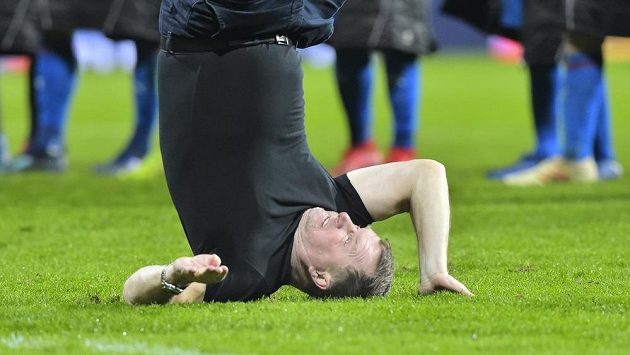 Trenér Plzně Pavel Vrba metá kotouly po vítězství Viktorie nad AS Řím. Trenér Plzně Pavel Vrba metá kotouly po vítězství Viktorie nad AS Řím.