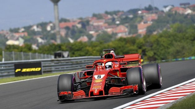 Sebastian Vettel během tréninku na Velkou cenu Maďarska. Sebastian Vettel během tréninku na Velkou cenu Maďarska.