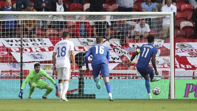 Marcus Rashford střílí z penalty gól Anglie v přípravě s Rumunskem. Marcus Rashford střílí z penalty gól Anglie v přípravě s Rumunskem.